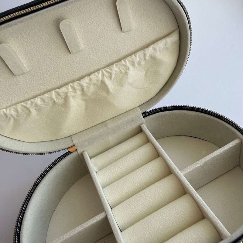 Rejsesmykkeskrin i sort velour 2